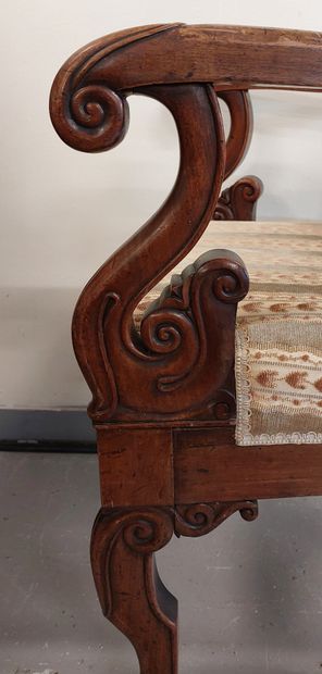 PAIRE DE FAUTEUILS en bois naturel, les accoudoirs...