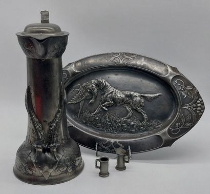 PLAT OVAL ET PICHET en étain à décor de chien...
