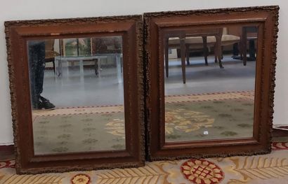 PAIRE DE MIROIRS en bois et stuc sculpté...
