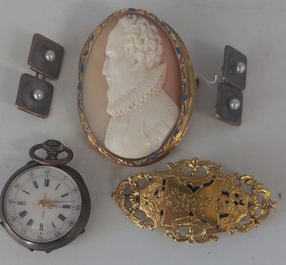 ENSEMBLE 

holding : 

- 1 pair of cufflinks

-...