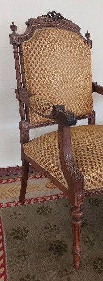 Paire de FAUTEUILS en bois naturel sculpté...
