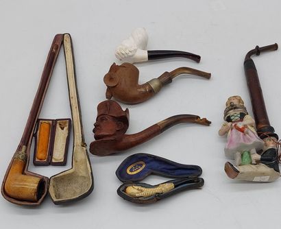 SIX PIPES en bois, en porcelaine, représentant...