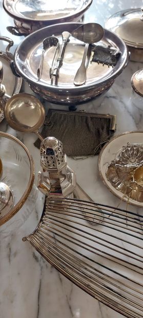 LOT DE METAL ARGENTE comprenant :

- un service...