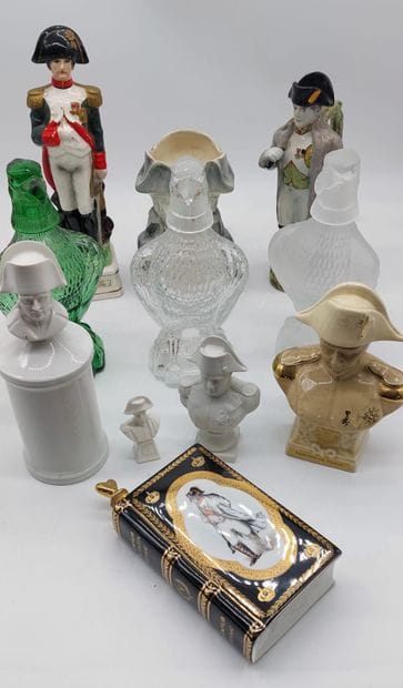 SET OF NAPOLEONIAN OBJECTS including: statuettes...