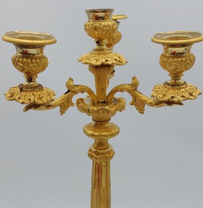 PAIRE DE CHANDELIERS en bronze doré et ciselé...