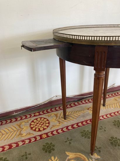 TABLE BOUILLOTTE, STYLE LOUIS XVI.

Dessus...