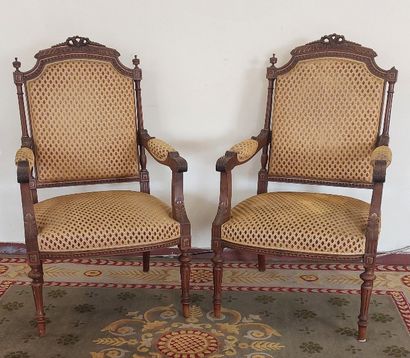 Paire de FAUTEUILS en bois naturel sculpté...