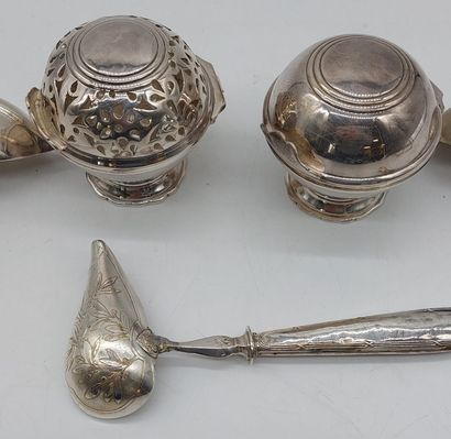 LOT DE PIECES EN METAL ARGENTE comprenant...