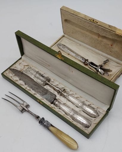 NECESSAIRE A DECOUPER et MANCHE A GIGOT,...