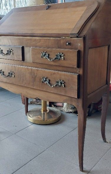 BUREAU DE PENTE de style Louis XV ouvrant...