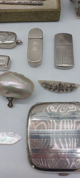 LOT D'OBJETS DE VITRINE comprenant : 

-...