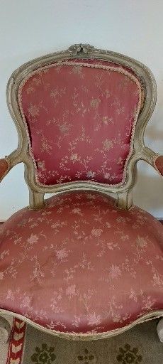 DEUX PAIRES DE FAUTEUILS en bois laqué gris,...