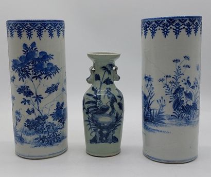 PAIRE DE VASES ROULEAUX en porcelaine bleu...
