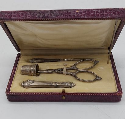 NECESSAIRE DE COUTURE en argent

Poids brut...