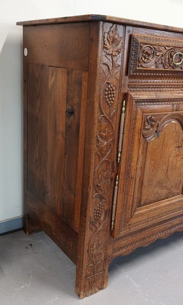 BUFFET BRETON en bois naturel, richement...
