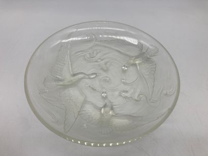 VERLYS, Coupe en pate de verre à décor de...