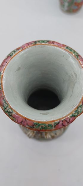 CHINE 

Paire de vases balustres l'un en...
