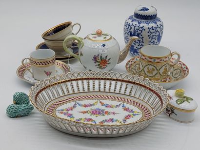 ENSEMBLE DE PORCELAINES comprenant :

- une...