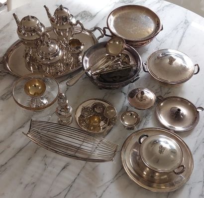 LOT DE METAL ARGENTE comprenant :

- un service...