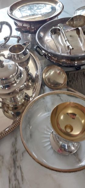 LOT DE METAL ARGENTE comprenant :

- un service...