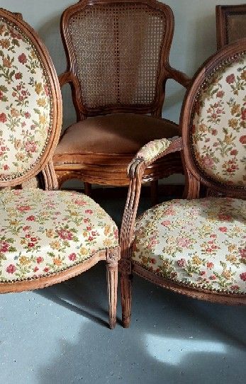 PAIRE DE FAUTEUILS en bois naturel mouluré...