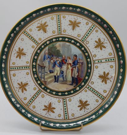 PLAT rond en porcelaine émaillée polychrome...