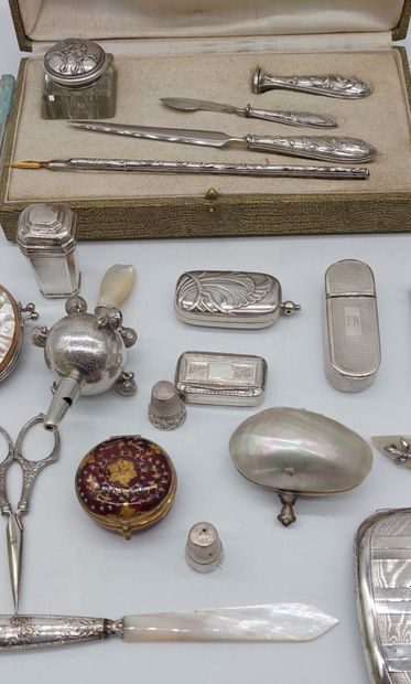LOT D'OBJETS DE VITRINE comprenant : 

-...