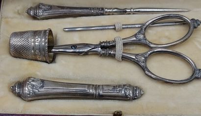NECESSAIRE DE COUTURE en argent

Poids brut...