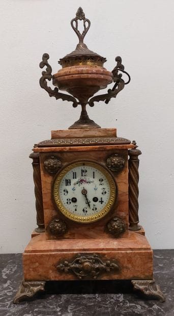 PENDULE borne en marbre et bronze ciselé...