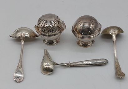 LOT DE PIECES EN METAL ARGENTE comprenant...