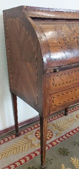 PETIT BUREAU cylindre en bois de placage...