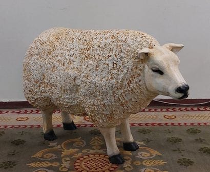 MOUTON en résine beige

H : 70 cm ; L : 102...