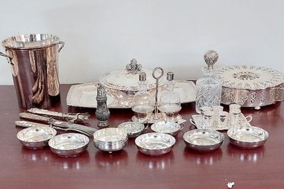 SET OF PIECES IN SILVER METAL including:...