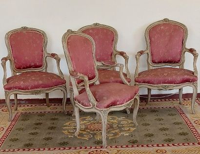 DEUX PAIRES DE FAUTEUILS en bois laqué gris,...