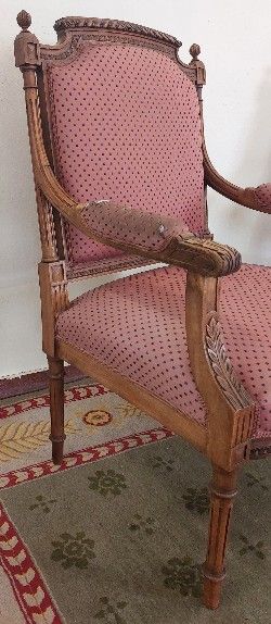 Paire de FAUTEUILS en bois naturel sculpté...