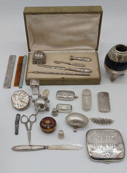 LOT D'OBJETS DE VITRINE comprenant : 

-...