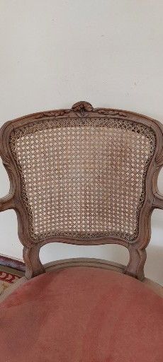 PAIRE DE FAUTEUILS cannés en bois naturel...