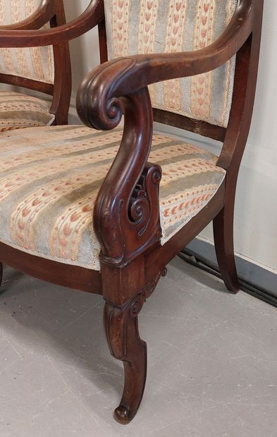 PAIRE DE FAUTEUILS en bois naturel, les accoudoirs...