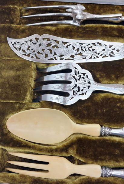 NECESSAIRE DE SERVICE : salade, poisson et...