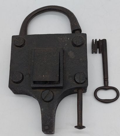 GRAND ET ANCIEN CADENAS en fer forgé avec...