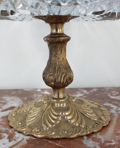 COUPE en cristal taillé, pied en bronze doré...