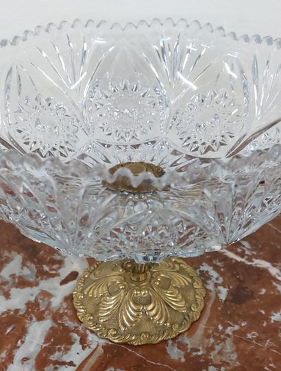 COUPE en cristal taillé, pied en bronze doré...