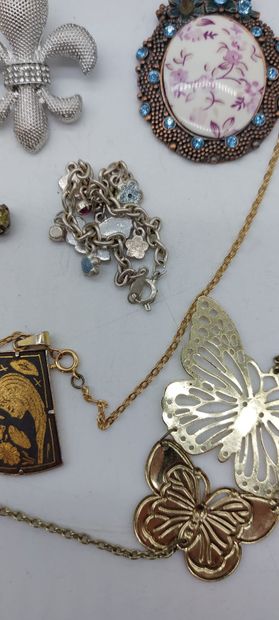 LOT DE BIJOUX FANTAISIES : chaîne avec pendentif,...