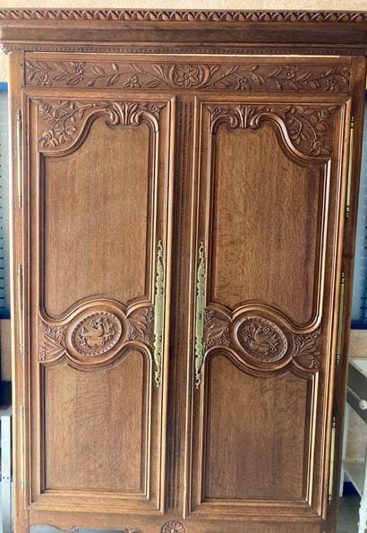 GRANDE ARMOIRE NORMANDE en bois mouluré et...