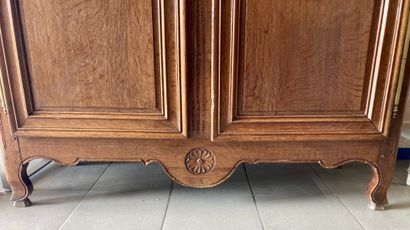 GRANDE ARMOIRE NORMANDE en bois mouluré et...
