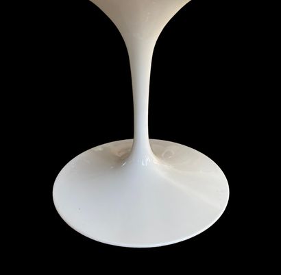 Dans le goût de KNOLL

Table modèle Tulipe

Plateau...
