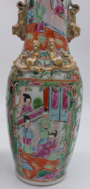 CHINE 

Paire de vases balustres l'un en...