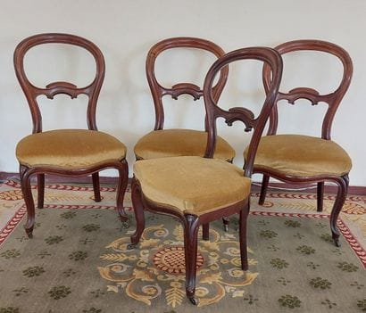 4 CHAISES A DOSSIER COURBE en bois sculpté...