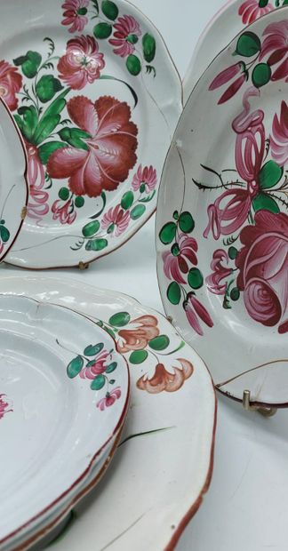 LOT D'ASSIETTES à motif floral

D : 22,5...
