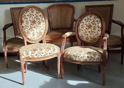 PAIRE DE FAUTEUILS en bois naturel mouluré...